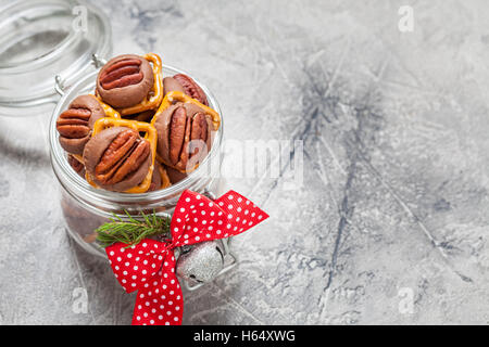 Les morsures de bretzel pécan chocolat Caramel Banque D'Images