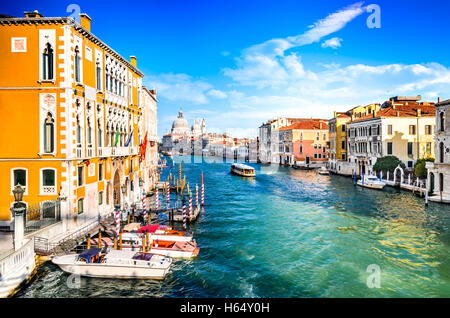 Venise, Italie. Superbe vue sur le Grand Canal et basilique Santa Maria della Salute pendant le coucher du soleil avec des nuages intéressants. Banque D'Images