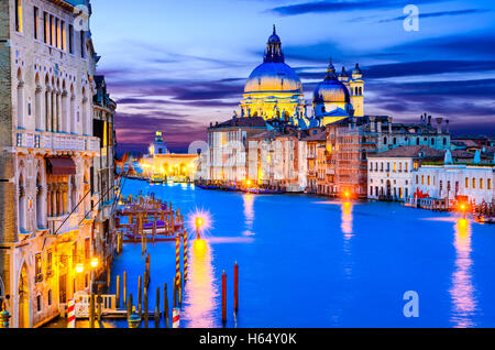 Venise, Italie. Superbe vue sur le Grand Canal et basilique Santa Maria della Salute pendant le coucher du soleil avec des nuages intéressants. Banque D'Images