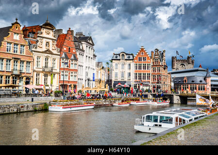 GENT (Gand), Belgique - 11 août 2014 : vue panoramique depuis le Pont saint Michel pour l'architecture de la rivière de la Lys dans le sa Banque D'Images