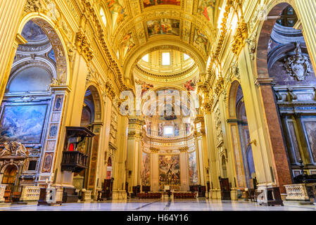 Rome, Italie. Église Sant'Andrea della Valle, Piazza Vidoni, construit dans le style baroque, 1608 AD. Banque D'Images