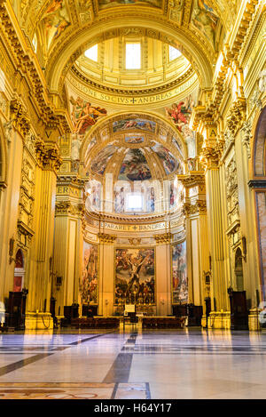 Rome, Italie. Église Sant'Andrea della Valle, Piazza Vidoni, construit dans le style baroque, 1608 AD. Banque D'Images