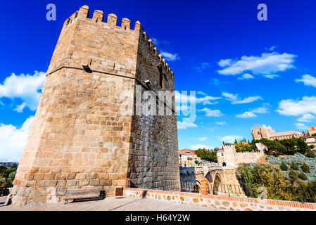 Toledo, Espagne. San Martin pont de pierre sur la rivière calme. Lieu touristique très populaire en Europe. Banque D'Images