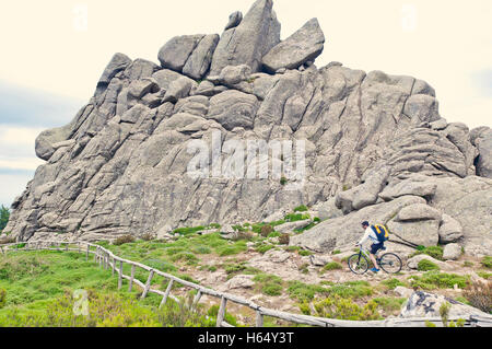 Du vélo de montagne sur le mont limbara Rock.Sardaigne Italie Banque D'Images