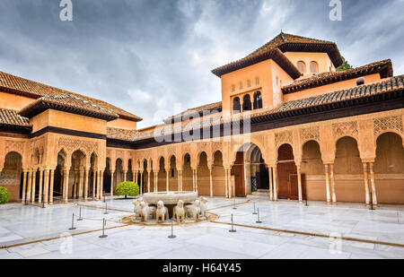 Granada, Espagne. Patio de los Leones dans Alhambra de Grenade, l'un des monuments les plus connus en Espagne. Banque D'Images
