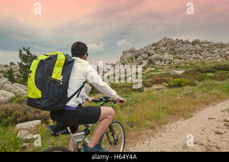 Mountainbike dans les montagnes Banque D'Images