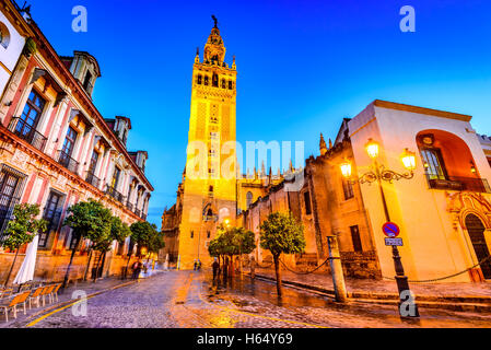 Séville, Andalousie, espagne. Cityscape twilight image avec Santa Maria de la Sede de la cathédrale et de la Giralda. Banque D'Images