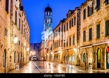 Dubrovnik, Croatie. Crépuscule spectaculaire vue pittoresque sur la vieille ville de Raguse sur la côte dalmate. Banque D'Images