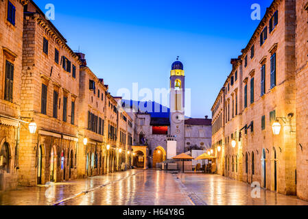 Dubrovnik, Croatie. Crépuscule spectaculaire vue pittoresque sur la vieille ville de Raguse sur la côte dalmate. Banque D'Images