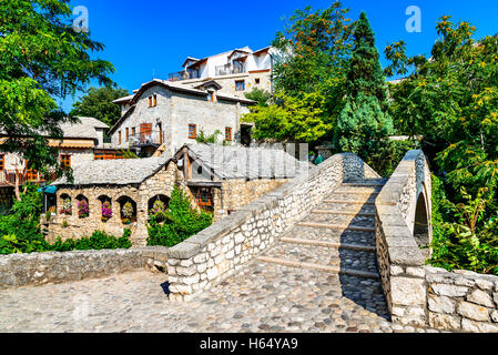 Mostar, Bosnie-Herzégovine. Site le plus historique dans le vieux pont de Mostar est connu sous le nom de Stari Most localiser dans la vieille ville Banque D'Images