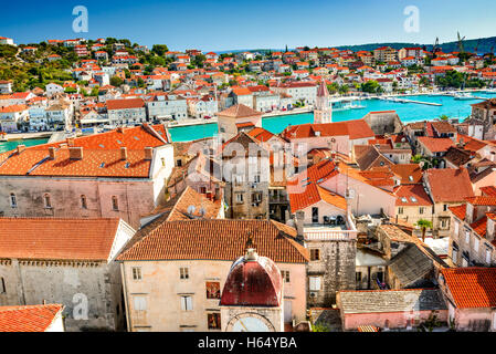 Trogir, Croatie. La vieille ville de la dalmatie centrale, vue depuis le clocher de la cathédrale Saint-laurent. Banque D'Images