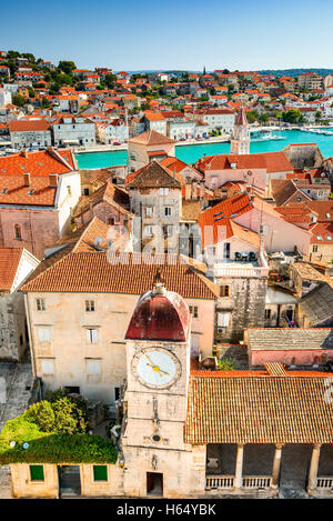 Trogir, Croatie. La vieille ville de la dalmatie centrale, vue depuis le clocher de la cathédrale Saint-laurent. Banque D'Images