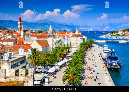 Trogir, Croatie. Promenade ensoleillée le long de la jetée de la vieille ville vénitienne, côte Dalmate en Croatie. Banque D'Images