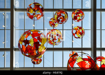 Ballons de verre coloré au plafond Banque D'Images