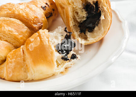 Un croissant avec du chocolat est casse close up. Banque D'Images