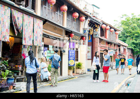 Les touristes à Lebuh Arménien, Georgetown, Penang, Malaisie Banque D'Images