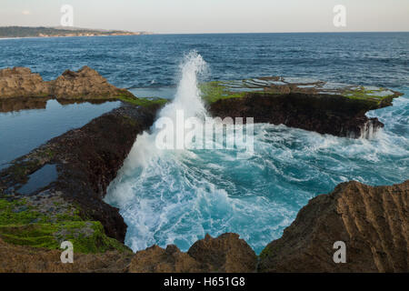 De grandes vagues à Devil's larme sur Nusa Lembongan Coucher du Soleil Banque D'Images