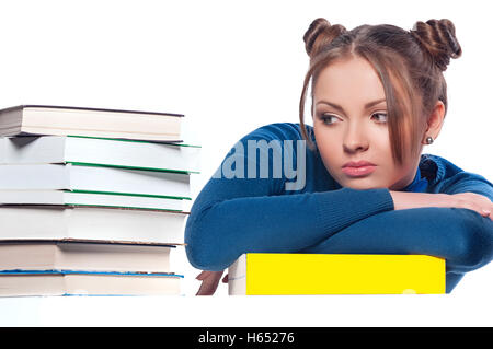 Beautiful Girl sitting in front of books, fond isolé Banque D'Images