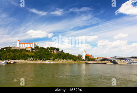 Le château de Bratislava sur la colline sur le Danube dans la journée d'été ensoleillée Banque D'Images