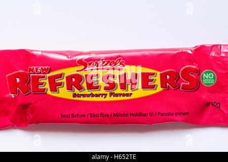 Nouveau Swizzels refreshers goût fraise isolé sur fond blanc Banque D'Images