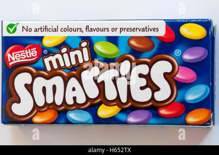 Fort de traiter Nestle taille mini Smarties isolé sur fond blanc Banque D'Images