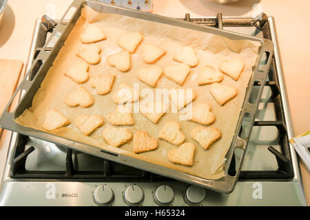 Des biscuits en forme de coeur frais du four. Banque D'Images