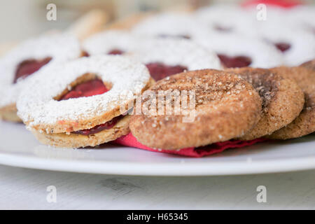 Les biscuits de Noël en forme de coeur de près. Banque D'Images