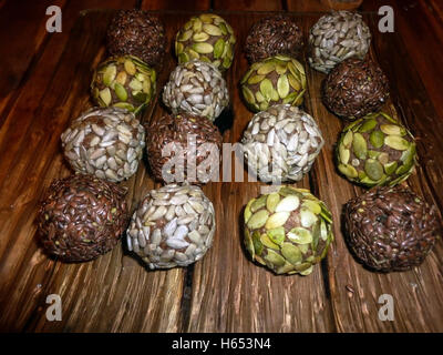 Bonbons de fruits séchés et les noix sur une table en bois. La saine alimentation Banque D'Images