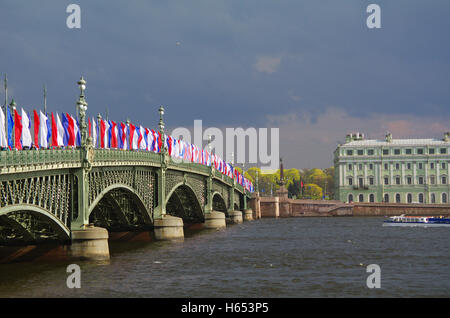 SAINT PETERSBURG, RUSSIE - Mai 10, 2014 : le Pont basculant pont Troitsky Trinity sur la rivière Neva avec drapeaux tricolores Banque D'Images