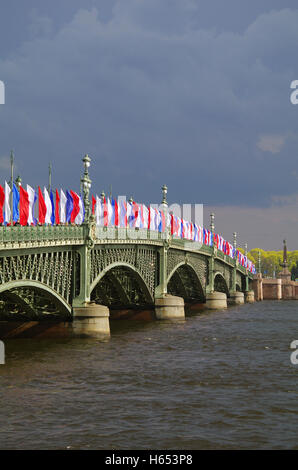 SAINT PETERSBURG, RUSSIE - Mai 10, 2014 : le Pont basculant pont Troitsky Trinity sur la rivière Neva avec drapeaux tricolores Banque D'Images