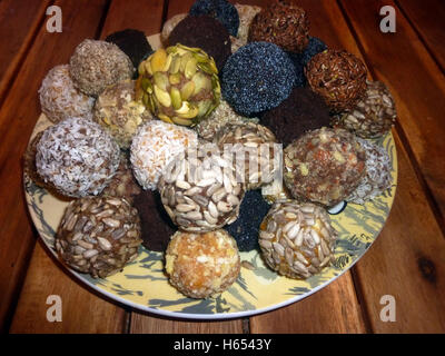 Bonbons de fruits séchés et les noix sur une table en bois. La saine alimentation Banque D'Images