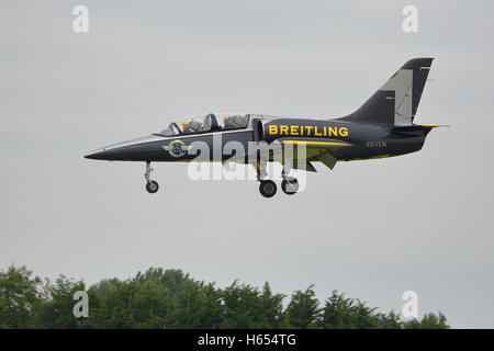 Membre de la Breitling Jet Team volant à l'RIAT Air Show à RAF Fairford, Gloucestershire, England, UK Banque D'Images