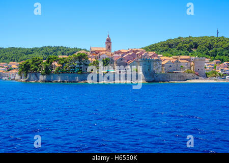 KORCULA, Croatie - 25 juin 2015 : vue sur la vieille ville de la mer, avec des murs et des tours de ville, la cathédrale, les habitants et visiteurs, Banque D'Images