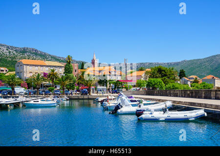 Orebic, Croatie - 25 juin 2015 : Scène du port, et du centre-ville, avec les habitants et les touristes, à Orebic, Croatie Banque D'Images