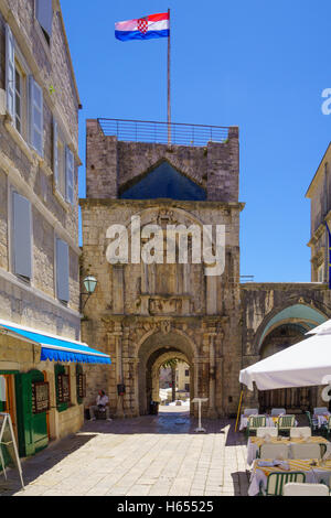 KORCULA, Croatie - 25 juin 2015 : Théâtre de la terre (principale) porte de la vieille ville, avec des magasins, restaurants, les habitants et visiteurs, je Banque D'Images