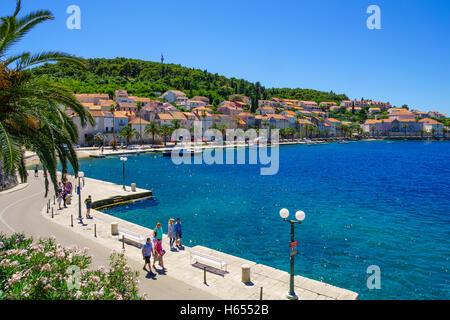 KORCULA, Croatie - 25 juin 2015 : scène de l'ouest de la vieille ville, avec des maisons, des bateaux, les habitants et visiteurs, dans Korcula Banque D'Images