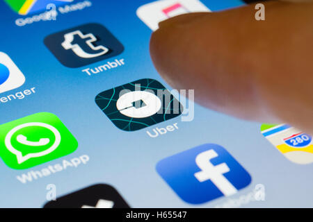 Réservation de taxi en ligne Uber app close up sur l'écran du téléphone intelligent iPhone Banque D'Images