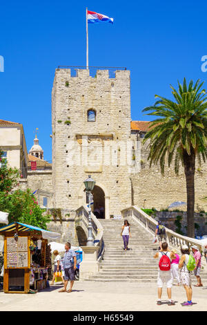 KORCULA, Croatie - 25 juin 2015 : Théâtre de la terre (principale) porte de la vieille ville, avec souvenirs vente de stand, les habitants et les visiteurs, Banque D'Images