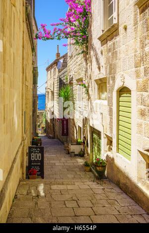 KORCULA, Croatie - 25 juin 2015 : Une ruelle dans la vieille ville de Korcula, avec des entreprises locales, en Dalmatie, Croatie Banque D'Images