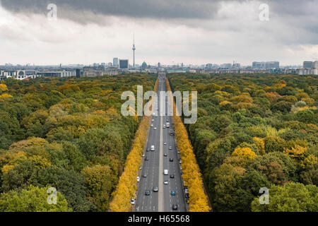 Vue sur Tiergarten vers la Porte de Brandebourg à l'automne à Berlin Allemagne Banque D'Images