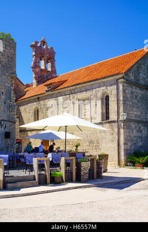 KORCULA, Croatie - 25 juin 2015 : scène de l'église All Saints, avec des restaurants, les habitants et visiteurs, dans la vieille ville de Korc Banque D'Images