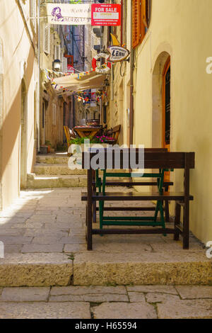 KORCULA, Croatie - 25 juin 2015 : Une ruelle dans la vieille ville de Korcula, avec des entreprises locales, en Dalmatie, Croatie Banque D'Images