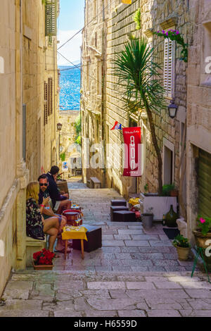 KORCULA, Croatie - 25 juin 2015 : Une ruelle dans la vieille ville de Korcula, avec les entreprises locales, les habitants et visiteurs, en Dalmatie, Banque D'Images