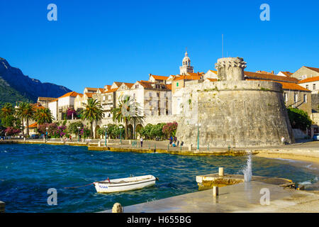 KORCULA, Croatie - 25 juin 2015 : scène de l'ouest de la vieille ville, avec des maisons, des bateaux, les habitants et visiteurs, dans Korcula Banque D'Images