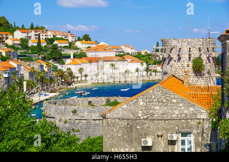 KORCULA, Croatie - le 26 juin 2015 : Scène de la vieille ville, avec la petite tour Gouverneur, la baie, les bateaux, les habitants et visiteurs, en Banque D'Images