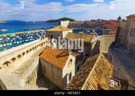 DUBROVNIK, Croatie - le 26 juin 2015 : Scène de la vieille ville, avec les chapelles de l'annonce et de Saint Luc, le port, les murs Banque D'Images