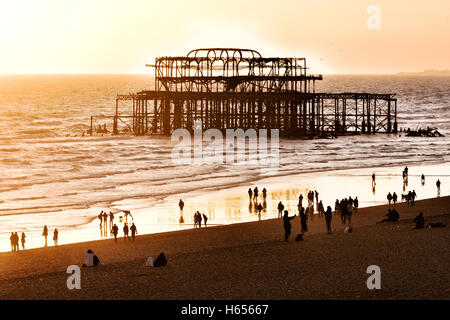 Coucher de soleil sur la jetée Ouest, la plage de Brighton, Brighton, East Sussex England UK Banque D'Images