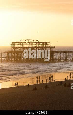 Coucher de soleil sur la jetée Ouest, la plage de Brighton, Brighton, East Sussex England UK Banque D'Images