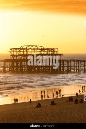 Coucher de soleil sur la jetée Ouest, la plage de Brighton, Brighton, East Sussex England UK Banque D'Images