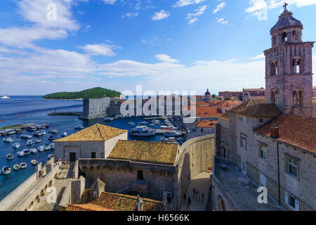 DUBROVNIK, Croatie - le 26 juin 2015 : Scène de la vieille ville, avec l'église de Saint Sébastien, le port, les murs, les sections locales et touris Banque D'Images